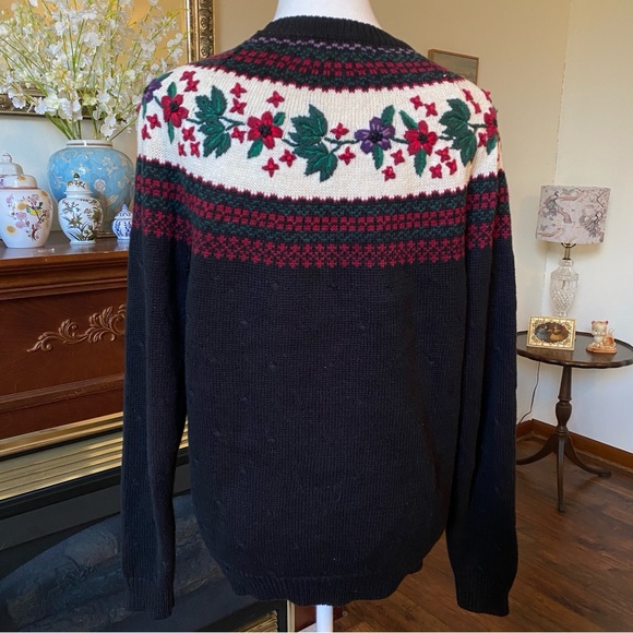 Northern Isles • Hand Embroidered Floral Fair Isle Cardigan Sweater • Size M - Picture 6 of 7